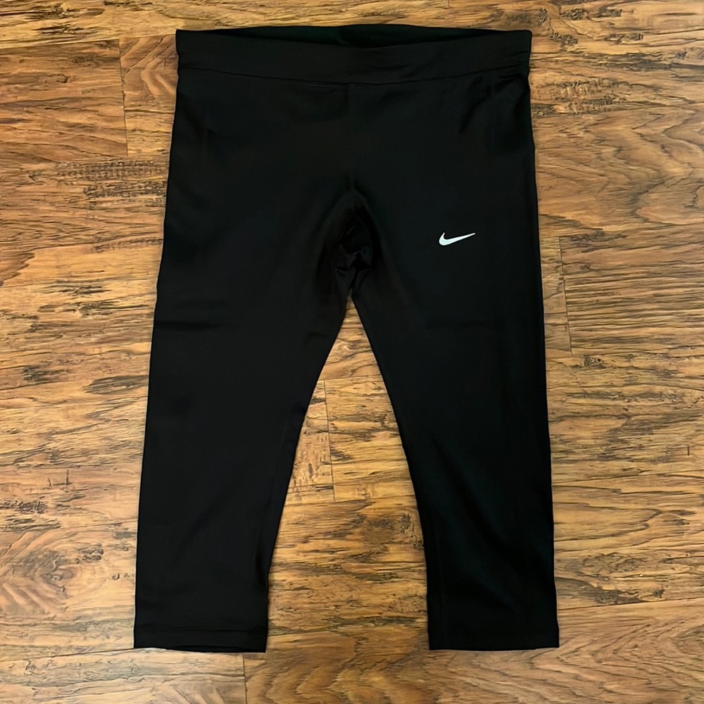 Size medium - Nike dri-fit capri leggings